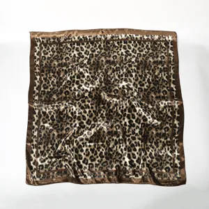 Elegante foulard in seta leopardata da donna, versatile fazzoletto da collo quadrato