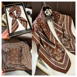 Gedetailleerde weergave van een bruine zijden sjaal van 70 cm met paisley en bloemen