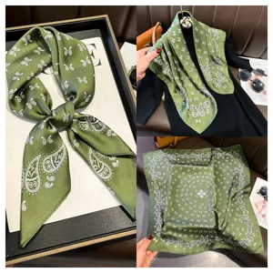 Detail van de groene zijden vierkante sjaal 70x70cm met vintage paisley-print voor dames.