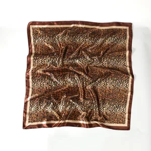 Pañuelo cuadrado de seda con estampado de leopardo, acabado satinado y borde marrón