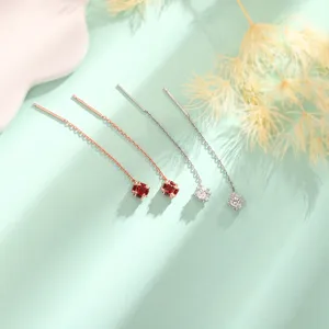 Detailansicht von roten und klaren Zirkonia-Würfel-Ohrringen in Silber und Roségold