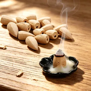 Set di coni di incenso a reflusso di legno di sandalo con supporto in ceramica nera