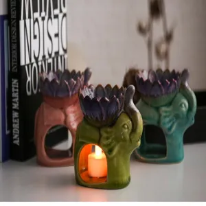 Detailweergave van olifant keramische aromatherapie brander met lotuskom en kaars