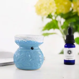 Bruciatore per oli essenziali in ceramica azzurra con eleganti motivi a foglia in rilievo
