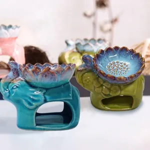 Handgemaakte keramische oliebrander in olifantsvorm met een lotusbloem schaal