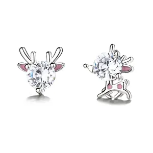 Orecchini a perno a forma di renna in argento con cristalli e smalto rosa delicato
