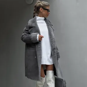 Γυναικείο γκρίζο σουέτ shearling μακρύ παλτό χειμωνιάτικο κομψό ρούχο λεπτομέρεια.
