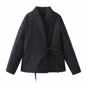 Detailansicht der Stoffstruktur und Schleife einer dunkelblauen Kimono-Steppjacke