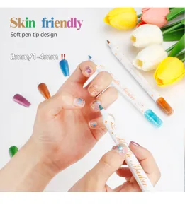 Primer plano de un rotulador de nail art acrílico de doble punta con punta de pincel suave