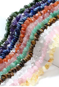 Makro-Detailansicht verschiedener Naturkristall-Splitterperlen für Schmuck