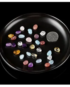 Macro dettaglio di perle in pietra naturale mista per la creazione di gioielli fai da te