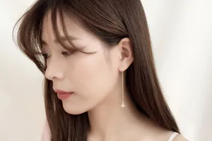 Elegant silver ginkgo leaf threader earrings on model, minimalist vintage style