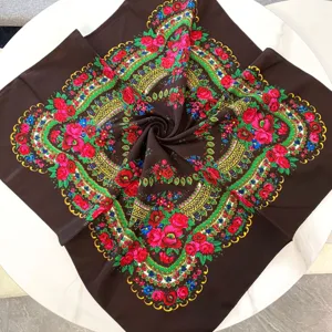 Detalle del pañuelo cuadrado bohemio de 70 cm con motivo de rosas vibrante