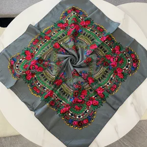 Primer plano detallado de un pañuelo cuadrado gris de 70 cm con estampado floral bohemio