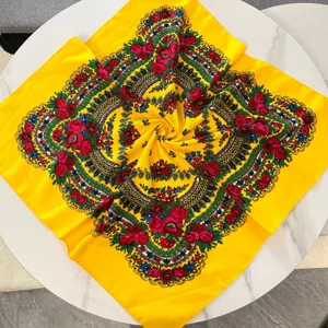Pañuelo cuadrado bohemio de 70 cm amarillo con detalle de motivo floral étnico rosa