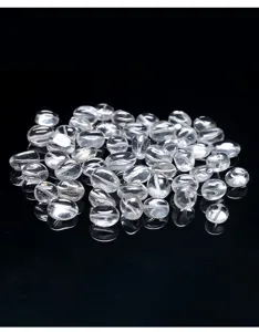 Detalle de cuentas de cristal de roca natural transparente para creación de joyas DIY.