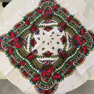 Vista detallada del pañuelo cuadrado de flores étnicas de 70 cm con rosas bohemias