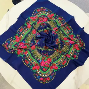 Vista detallada de un pañuelo étnico bohemio de 70 cm con motivos florales.