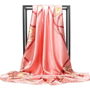 Détail d'un foulard en soie rose avec motif chaîne élégant et texture satinée lisse