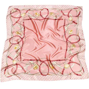Carré de soie rose de luxe avec imprimé chaîne dorée et sac à main élégant 90x90cm