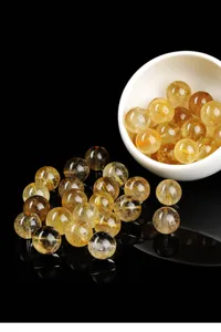 Detailaufnahme von natürlichen goldenen Rutilquarz-Kristallperlen für DIY-Schmuck