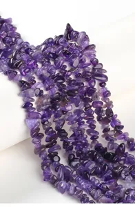 Primo piano dettagliato di perle di ametista naturale per la creazione di gioielli.