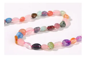Gros plan sur des perles de cristal naturel irrégulières multicolores pour bijoux DIY