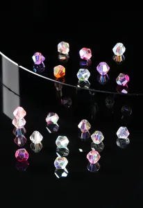 Nahaufnahme von 4mm facettierten irisierenden Diamant-Kristallglasperlen für DIY-Schmuck