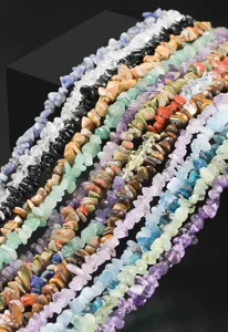 Primer plano detallado de varios fragmentos de piedras de cristal natural para joyas.