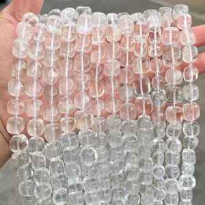 Dettaglio macro di perle quadrate in cristallo bianco naturale per la creazione di gioielli