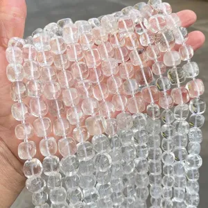 Primo piano di perle quadrate in cristallo di rocca naturale per gioielli fai da te