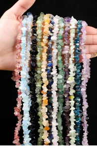 Vista detallada de cuentas de astillas de cristal natural irregular para joyería DIY