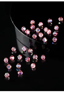 Makro-Detailansicht von 4mm rosa schillernden facettierten Kristallperlen für DIY