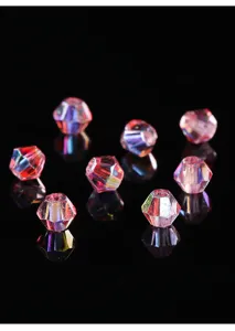 Detailansicht der 4 mm facettierten, schillernden rosa Kristallglasperlen für DIY-Schmuck