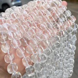 Primo piano dettagliato di perle a cubo in quarzo ialino naturale con alta trasparenza.