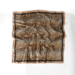 Pañuelo de seda cuadrado con estampado de leopardo y elegantes bordes negro y oro