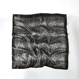 Elegante pañuelo cuadrado de seda con estampado de leopardo gris y textura brillante premium