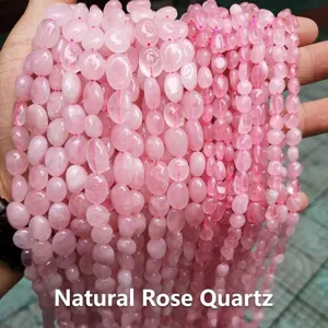 Primer plano detallado de cuentas de cuarzo rosa natural de forma libre y translúcida