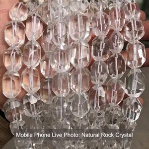 Detaillierte Nahaufnahme von klaren facettierten Quarzkristallperlen für DIY-Schmuck