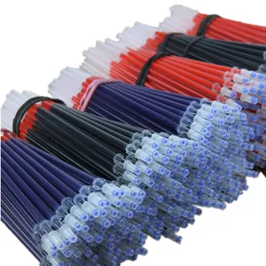 Détail de recharge de stylo gel montrant des pointes fines et des lots d'encre colorée.