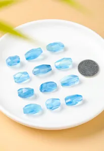 Primer plano de cuentas de aguamarina natural facetadas para crear joyas artesanales DIY