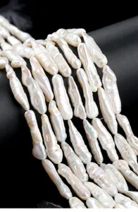 Primo piano che mostra la lucentezza e la forma allungata delle perle barocche naturali