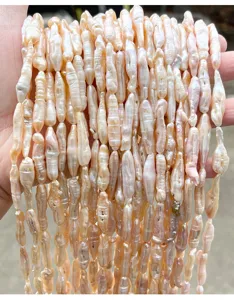 Dettaglio ravvicinato della lucentezza naturale delle perle barocche a stuzzicadenti