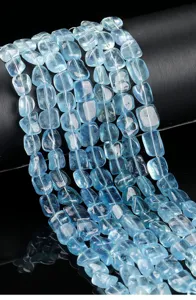 Vue macro détaillée montrant la texture de perles d'aigue-marine bleue naturelle DIY