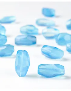 Primer plano de cuentas facetadas de aguamarina azul natural para creación de joyería
