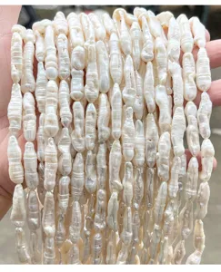 Vista dettagliata di perle barocche bianche naturali per componenti di gioielleria artigianale