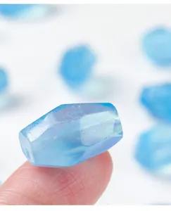 Detalle de primer plano de una cuenta de piedra preciosa aguamarina azul natural