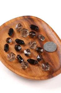 Selección de cuentas de cuarzo ahumado natural en formas irregulares en bandeja de madera.