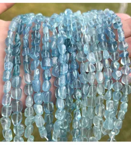 Détail de perles de forme libre en aigue-marine naturelle pour bijoux DIY faits main