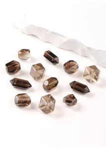 Primer plano de varias cuentas de cuarzo ahumado natural para joyería